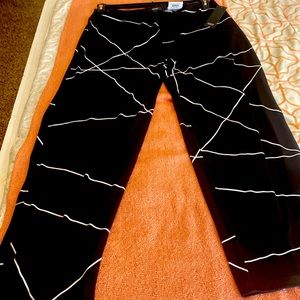 Alfani Wide leg women’s dress pants. Size 1X. Black with layered lines
